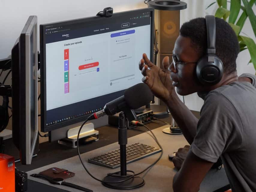 Young voice artist recording a voice over session at home. Picture from Oladimeji Ajegbile in Unsplash https://unsplash.com/es/fotos/Ix1mqt74_rs