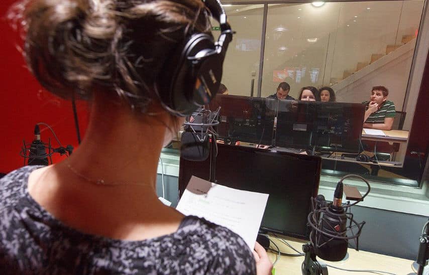 Voice Over female artist working at Golocalise red studio.