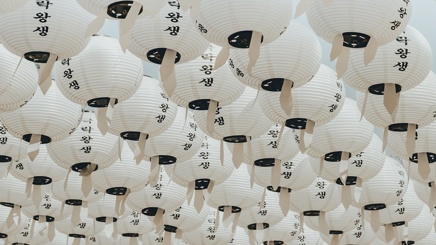 An article on how the differences between North and South Korean impact Korean translation, accompanied by images of traditional Korean lanterns