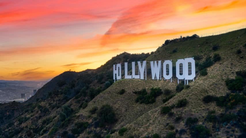 How to Get an Accurate American English Voice Over. Hollywood Sign in Los Angeles at Sunset, picture by Venti Views at Unsplash. Unsplash License. https://unsplash.com/es/fotos/6QDvwq2Fjsc