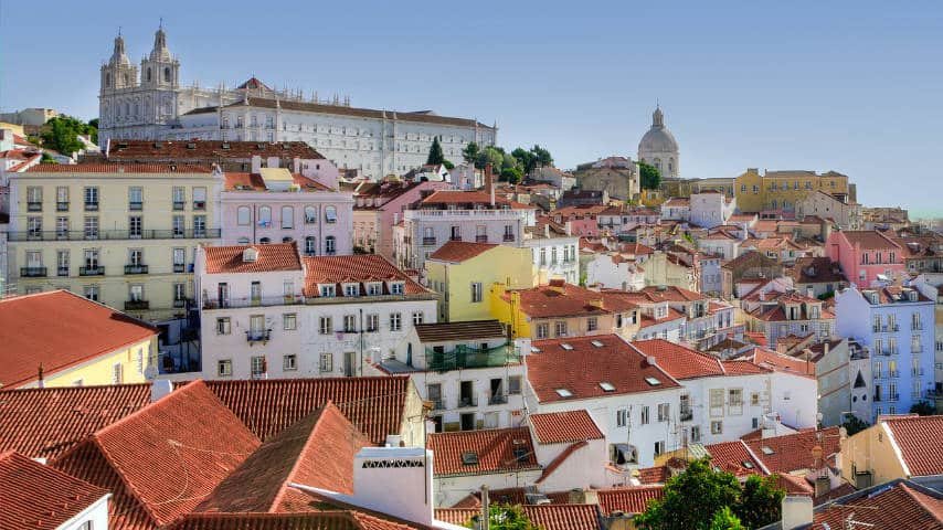 Which Countries Speak Portuguese and What are their Accents. Alfama and Castelo de São Jorge in Lisboa. Picture by Skitterphoto at Pixabay. Pixabay License. https://pixabay.com/es/photos/alfama-lisboa-colores-portugal-2165717/