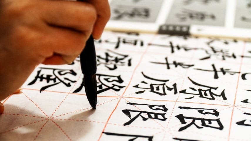 English to Chinese Audio and Video Translation Guide. Hand writing Chinese calligraphy, picture by qi xna at Unsplash. Unsplash License. https://unsplash.com/es/fotos/U5fVbJbZPLc
