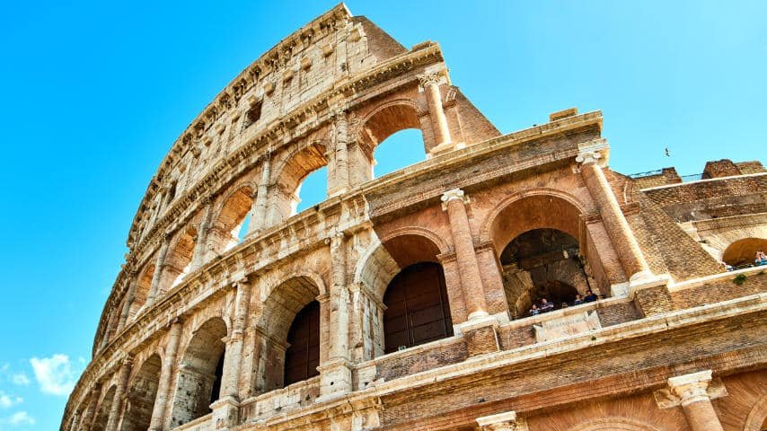 English to Italian Translation and Voice Over Guide. Coliseo top picture by Mathew Schwartz at Unplash. Unsplash License https://unsplash.com/es/fotos/s87bBFZviAU