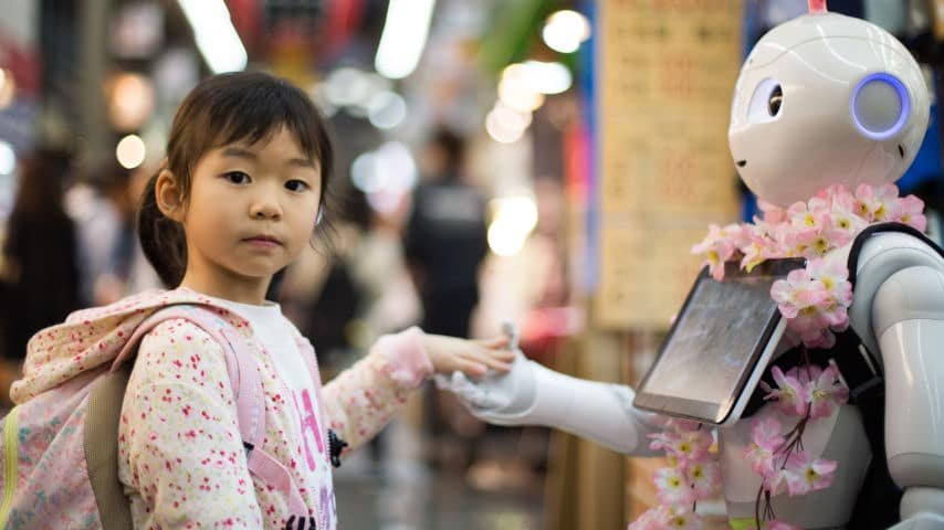 AI Voice Over vs Human Voice Over. Picture of a little girl giving her hand to a robot by Andy Kelly at Unsplash. Unsplash License. https://unsplash.com/es/fotos/0E_vhMVqL9g