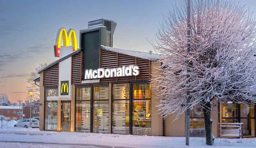 Jingles. Image used to illustrate the article The Power of Jingles in Advertising. Image of a leafless tree in the snow outside a McDonald’s restaurant. Pexels licence: https://www.pexels.com/photo/leafless-tree-outside-a-mcdonald-s-restaurant-14870060/