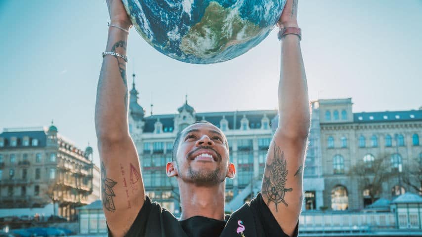 Most Spoken Languages in the World: Top Ten 2023. Picture of a young man holding an earth globe over his head. Picture by Peggy Anke at Unsplash. Unsplash License. https://unsplash.com/es/fotos/SmnnJ0wdE4U