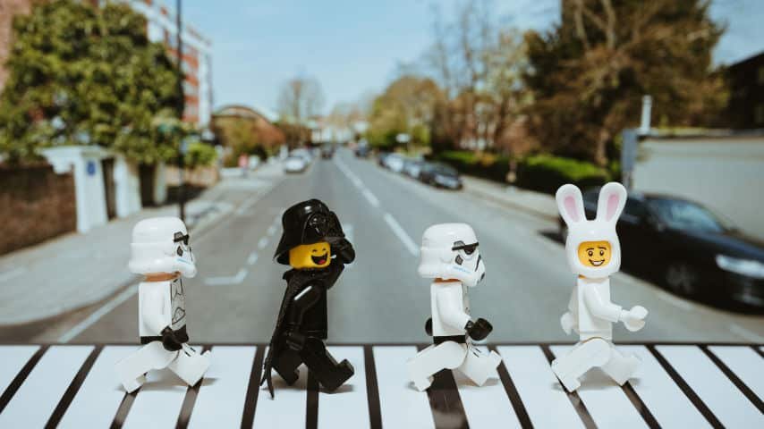 The Impact of the English Accent on Pop Culture. Photo of 4 Lego Toys dressed as Star Wars characters crossing Abbey Road in a tribute to the famous Beatles photo. Picture by Daniel K Cheung at Unsplash, Unsplash License. https://unsplash.com/es/fotos/B7N0IjiIJYo