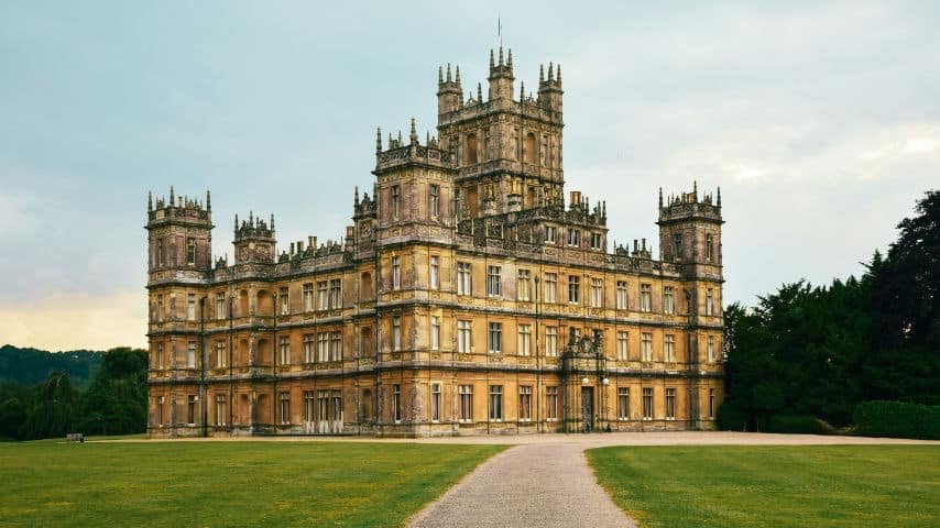How to Do a Yorkshire Accent. Photo of the Highclere Castle, which serves as the primary filming location for Downton Abbey show where several characters speak with a Yorkshire Accent. Picture by Tim Alex at Unsplash. Unsplash License. https://unsplash.com/es/fotos/h3ibPxnU5Og
