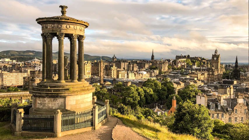 How to Do a Scottish Accent. Photo of Edinburgh view from Calton Hill by Kate Bielinski at Unsplash. Unsplash License. https://unsplash.com/es/fotos/EUTShdiF5U8